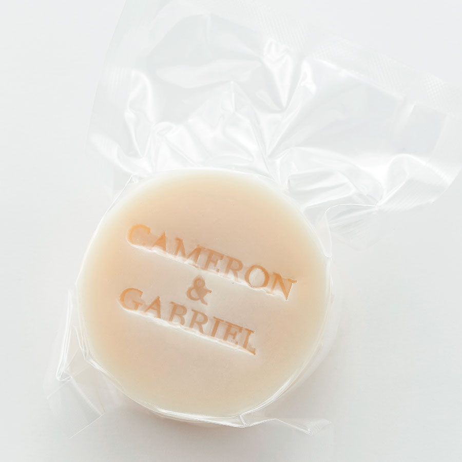 コールドプロセス製法の天然生石鹸「天使の聖石」（天然100％・乾燥しない・つっぱらない・肌に優しい）は食品レベルの真空パック包装を施しています。